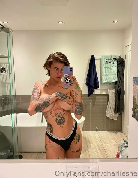 Nagie wyciekłe zdjęcie OnlyFans od Charlieshe