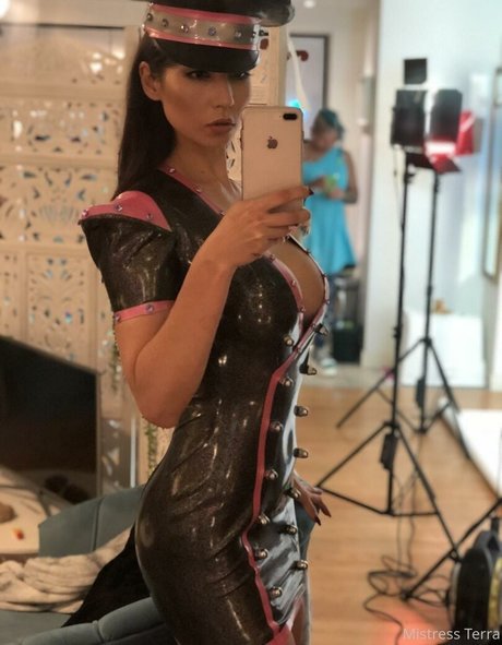 Nagie wyciekłe zdjęcie OnlyFans od Dominant Mommy