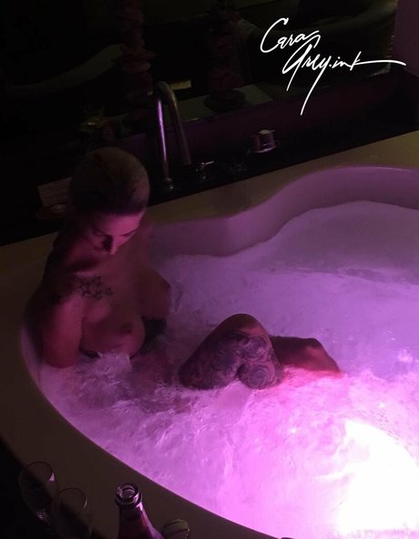 Nagie wyciekłe zdjęcie OnlyFans od Caragreyink