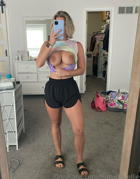 Nagie wyciekłe zdjęcie OnlyFans od Hotwifeellie