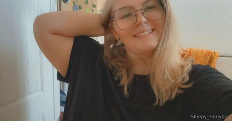 Sleepy_hneybee
