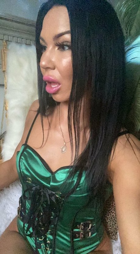 Queenofthedollhouse