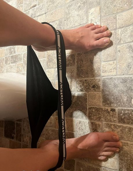 Nagie wyciekłe zdjęcie OnlyFans od Longtoesallystormy