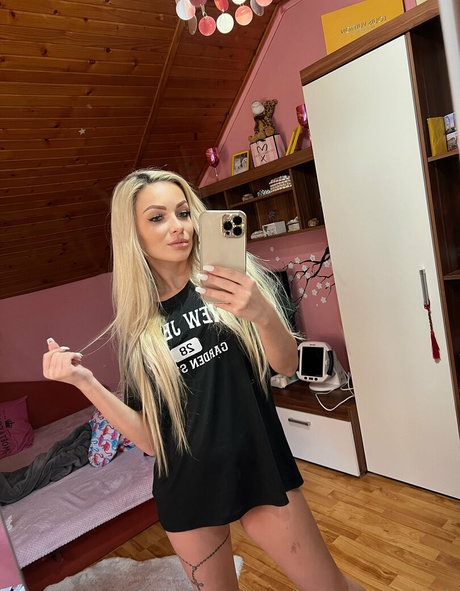 Nagie wyciekłe zdjęcie OnlyFans od Hotblondesarah