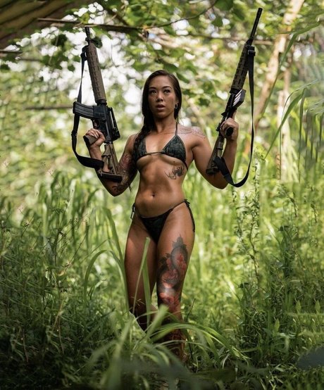 Nagie wyciekłe zdjęcie OnlyFans od Girls With Guns