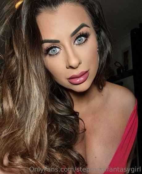 Nagie wyciekłe zdjęcie OnlyFans od Stepmomfantasygirl
