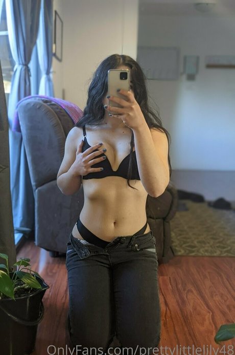 Nagie wyciekłe zdjęcie OnlyFans od Prettylittlelily48