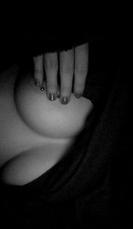 Nagie wyciekłe zdjęcie OnlyFans od Brunettefivefootfour