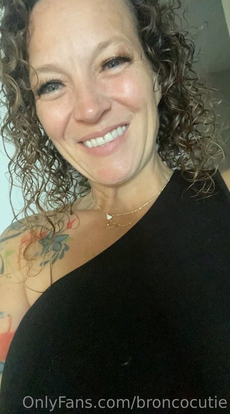 Nagie wyciekłe zdjęcie OnlyFans od Broncocutie
