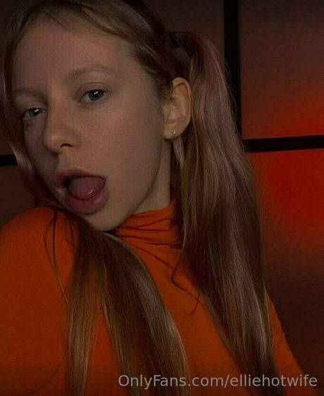 Nagie wyciekłe zdjęcie OnlyFans od Elliehotwife