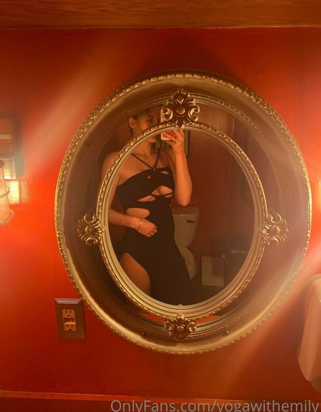 Nagie wyciekłe zdjęcie OnlyFans od Yogawithemily