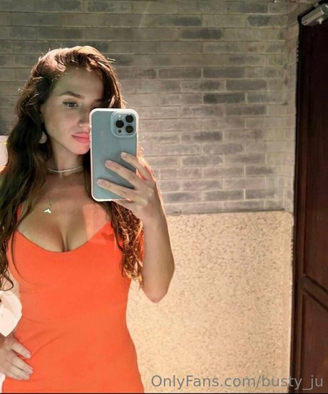 Busty_ju